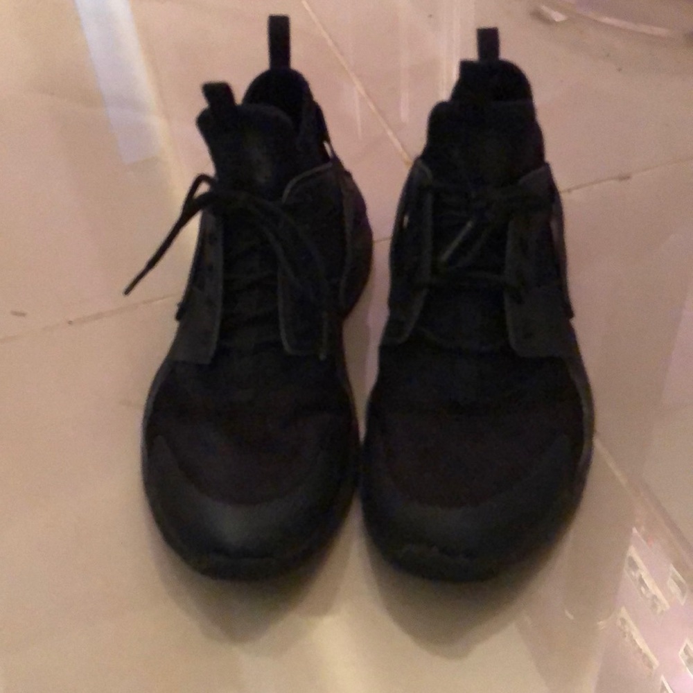 black nike harach...😂
